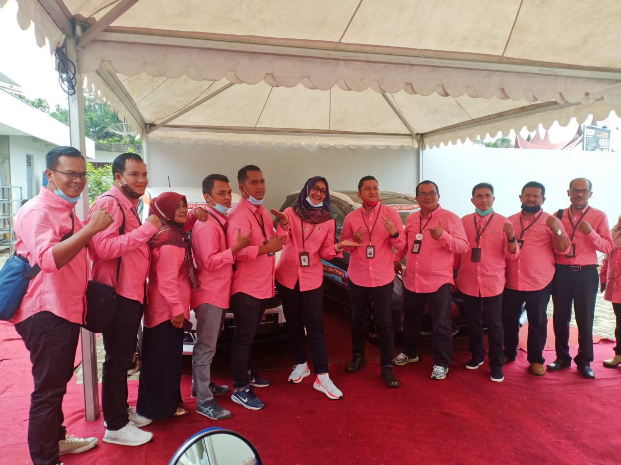 Pemimpin Cabang (Pinca) BRI Sijunjung, Dicky Satria, foto bersama menjelang undian Simpedes Dimulai